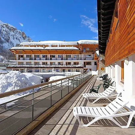 Village De Hotel